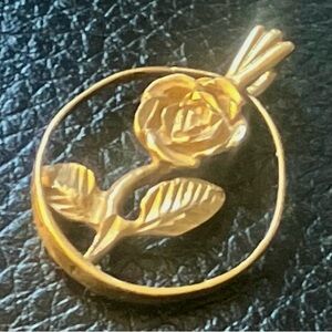 Elegant Gold Rose Pendant